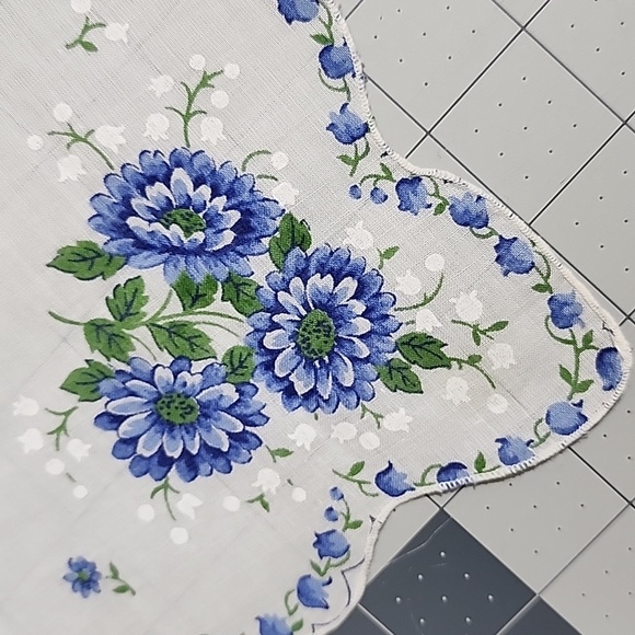 Three beautiful 1950s floral handkerchiefs #2 - Picture 5 of 7